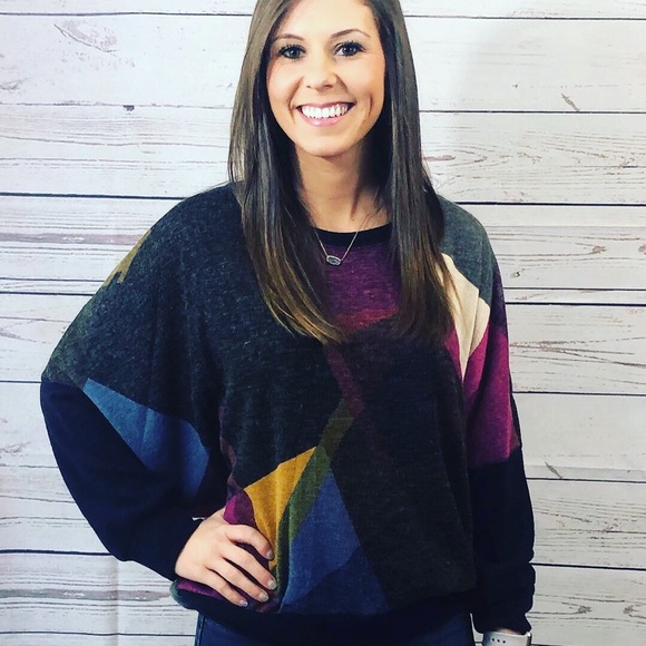 ⭐️ Flash Sale ⭐️Cropped Hem Abstract Print Sweater - Picture 2 of 3